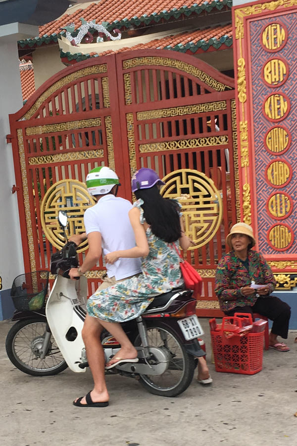 Công Vinh lái xe máy chở Thủy Tiên tìm người nghèo tặng gạo