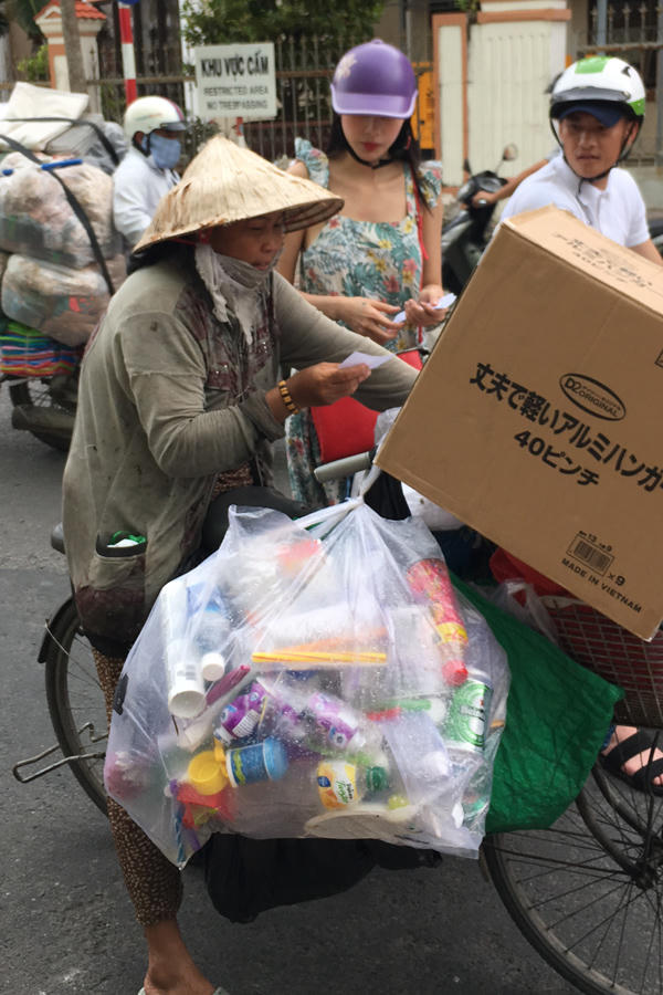 Công Vinh lái xe máy chở Thủy Tiên tìm người nghèo tặng gạo