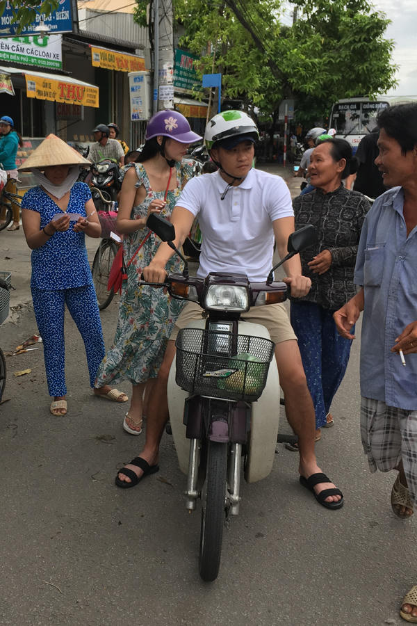 Công Vinh lái xe máy chở Thủy Tiên tìm người nghèo tặng gạo