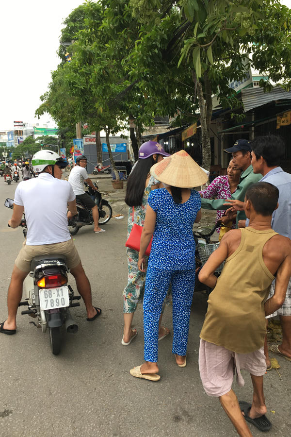 Công Vinh lái xe máy chở Thủy Tiên tìm người nghèo tặng gạo