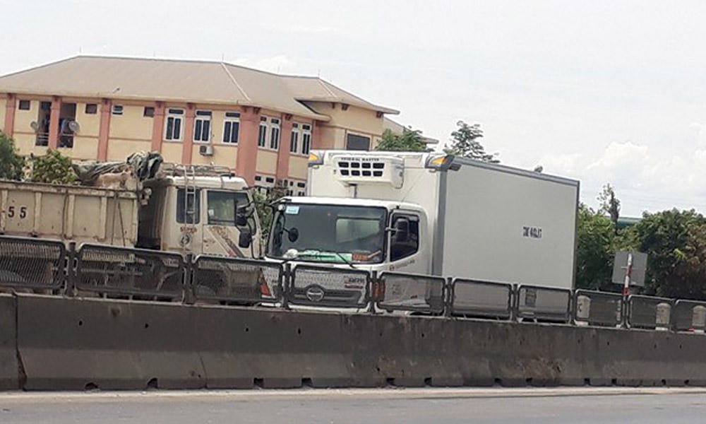 Ô tô vun vút ngược chiều trước trạm CSGT ở Nghệ An