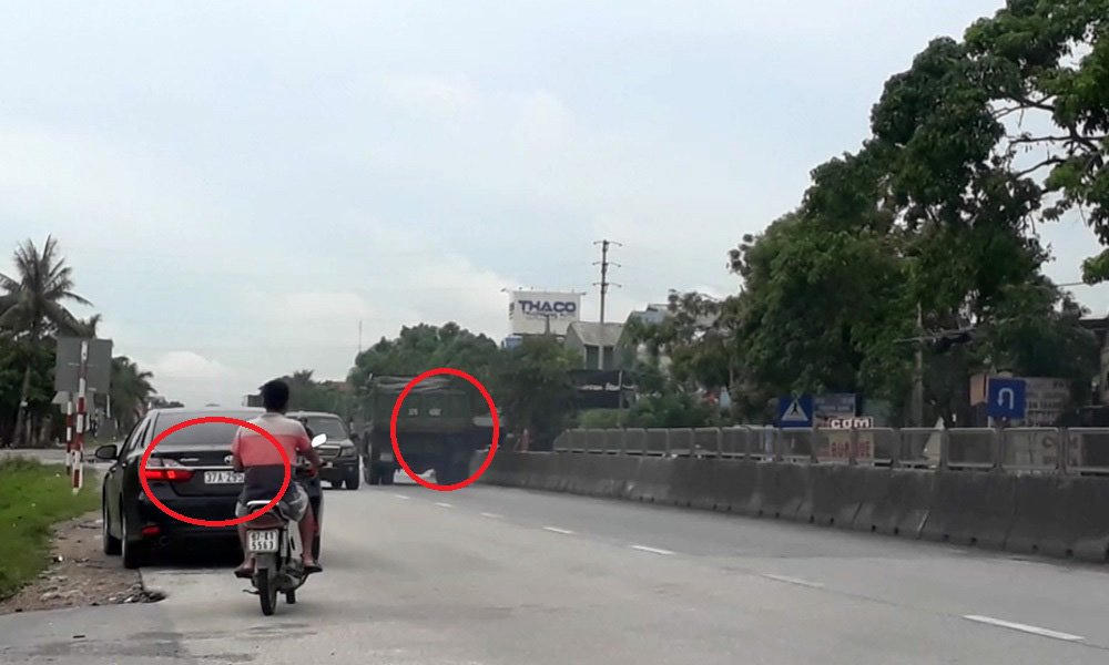 Ô tô vun vút ngược chiều trước trạm CSGT ở Nghệ An