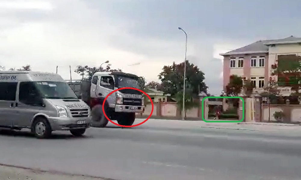 Ô tô vun vút ngược chiều trước trạm CSGT ở Nghệ An