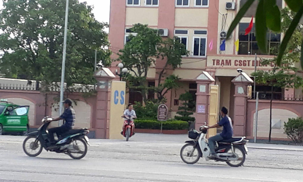 Ô tô vun vút ngược chiều trước trạm CSGT ở Nghệ An