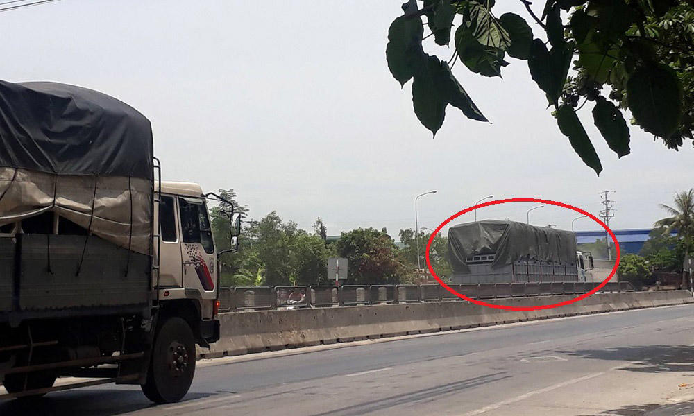 Ô tô vun vút ngược chiều trước trạm CSGT ở Nghệ An