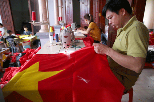 Gia đình 4 thế hệ, hơn 70 năm may cờ Tổ quốc