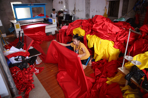 Gia đình 4 thế hệ, hơn 70 năm may cờ Tổ quốc