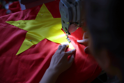 Gia đình 4 thế hệ, hơn 70 năm may cờ Tổ quốc