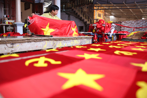 Gia đình 4 thế hệ, hơn 70 năm may cờ Tổ quốc