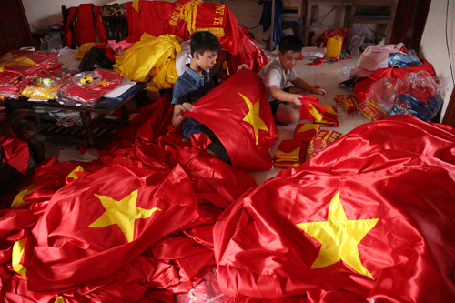 Gia đình 4 thế hệ, hơn 70 năm may cờ Tổ quốc