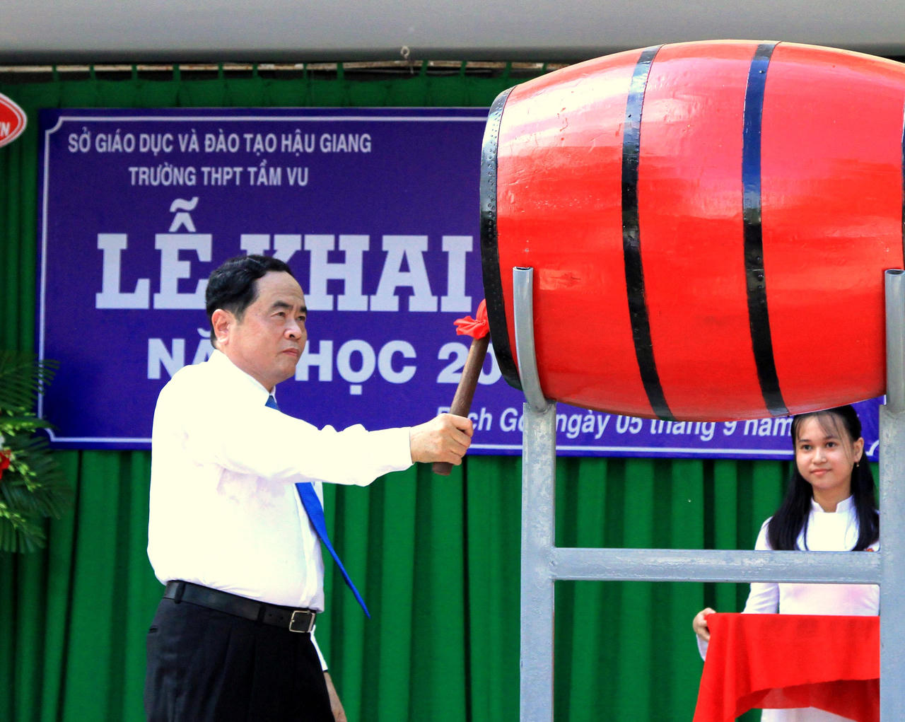 Chủ tịch UBTƯMTTQ Việt Nam tặng máy vi tính cho Trường THPT Tầm Vu