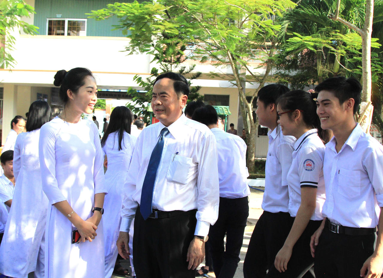 Chủ tịch UBTƯMTTQ Việt Nam tặng máy vi tính cho Trường THPT Tầm Vu