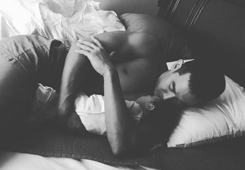 Tình yêu sâu đậm của 'Nữ hoàng nhạc phim Hàn' và chồng kém 9 tuổi