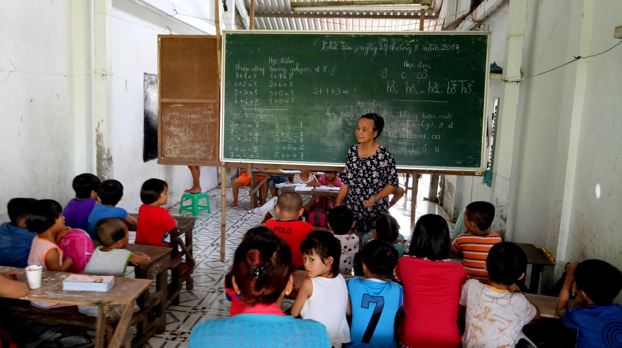 Bà giáo già nâng đỡ cuộc đời hàng trăm trẻ em nghèo