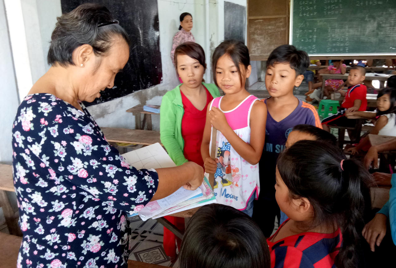 Bà giáo già nâng đỡ cuộc đời hàng trăm trẻ em nghèo