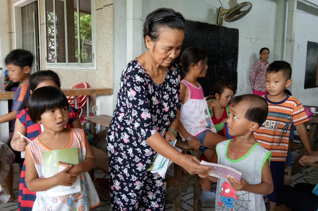 Bà giáo già nâng đỡ cuộc đời hàng trăm trẻ em nghèo