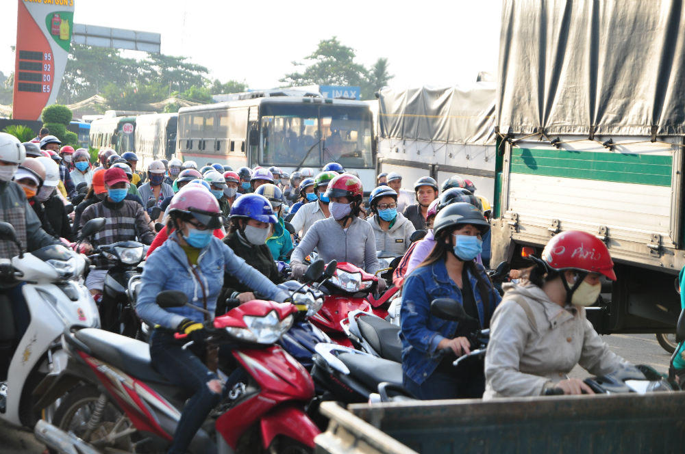 Nhân viên Trạm thu phí BOT Biên Hòa bận... đếm tiền, đường kẹt cứng
