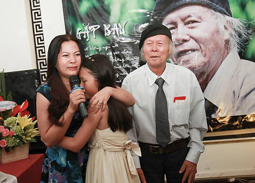 Tác giả bài thơ 'Thời hoa đỏ' qua đời