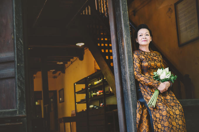 Khánh Ly 4 lần sinh con đều nằm khóc