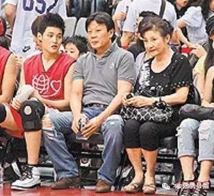 Nam diễn viên có hai vợ sống chung một nhà hòa thuận như chị em