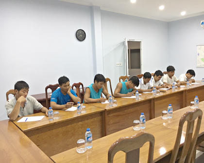 Sà lan bị đâm chìm, 8 người rơi xuống biển