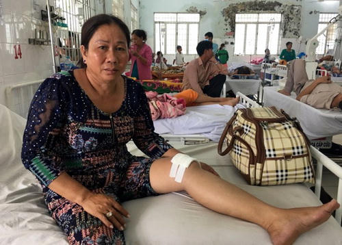 Bà Thúy vẫn còn bàng hoàng sau vụ tai nạn. Ảnh: Phước Tuấn