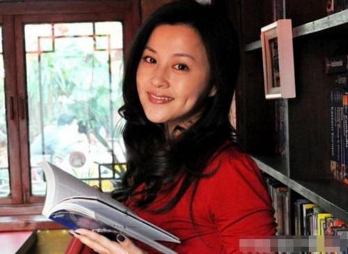 Sao nam 'độc ác, xấu xí' có vợ đẹp như tiên