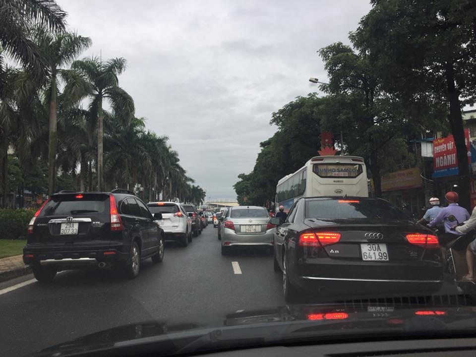 Dân Phú Đô kêu trời vì đường rẽ cổng làng bị 'bịt', tắc triền miên