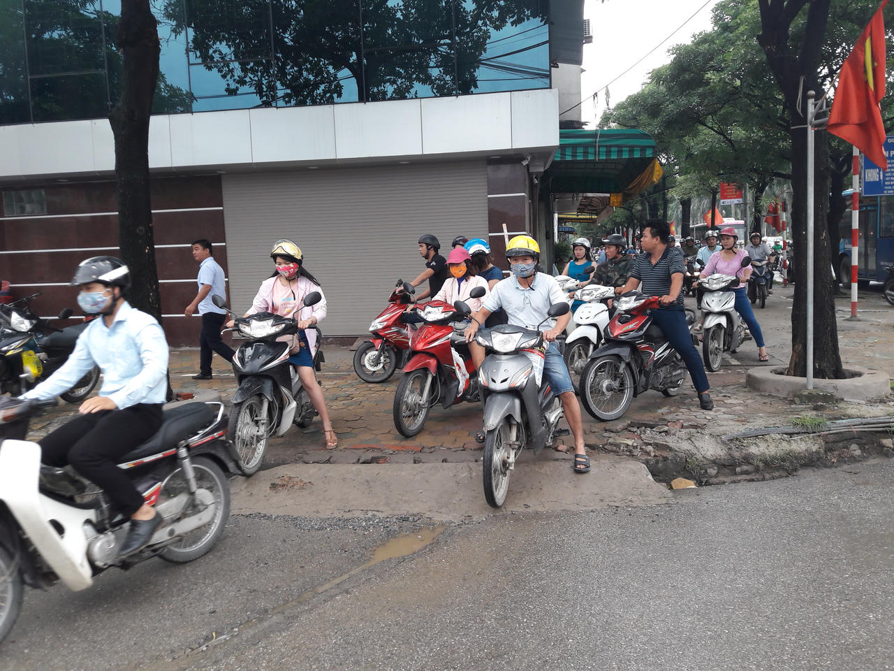 Dân Phú Đô kêu trời vì đường rẽ cổng làng bị 'bịt', tắc triền miên