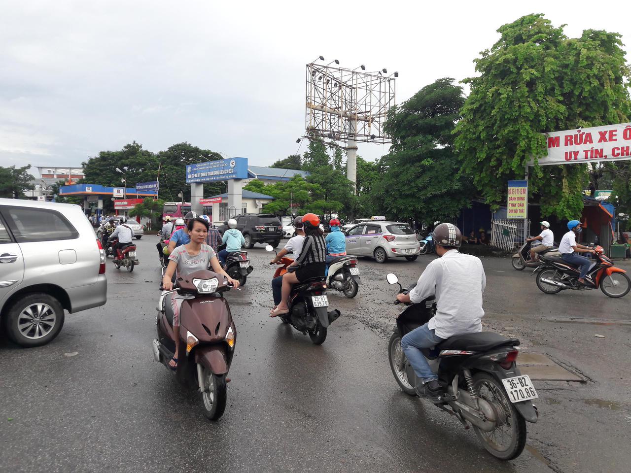 Dân Phú Đô kêu trời vì đường rẽ cổng làng bị 'bịt', tắc triền miên