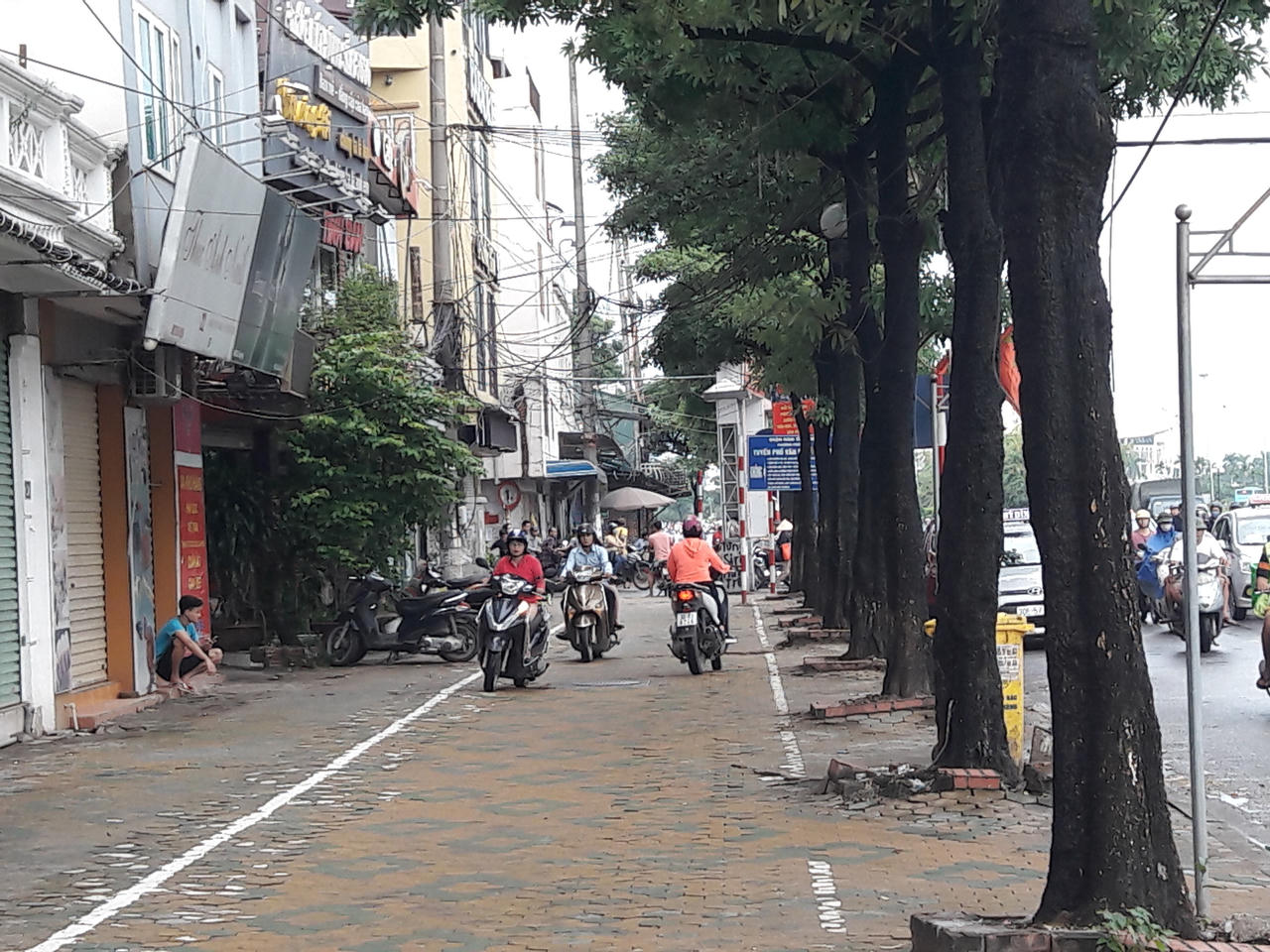 Dân Phú Đô kêu trời vì đường rẽ cổng làng bị 'bịt', tắc triền miên