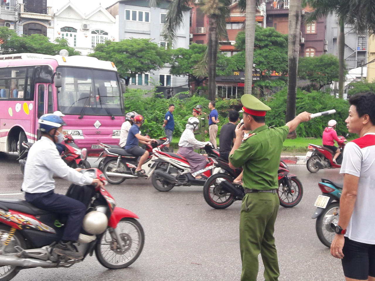 Dân Phú Đô kêu trời vì đường rẽ cổng làng bị 'bịt', tắc triền miên