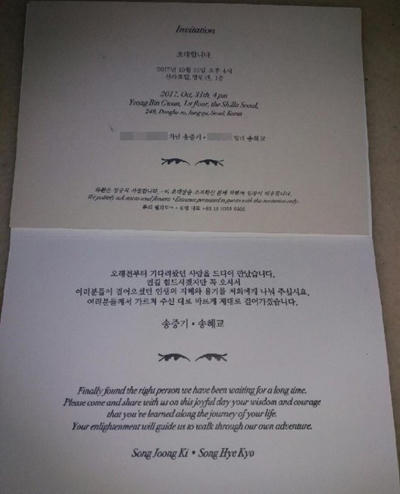 joong-ki-hye-kyo-nhan-nhu-khach-moi-trong-thiep-cuoi