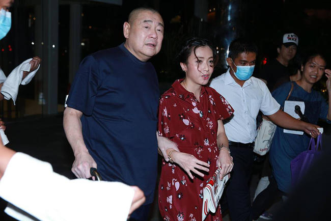 ty-phu-66-tuoi-hong-kong-chong-gay-dua-vo-bau-di-su-kien