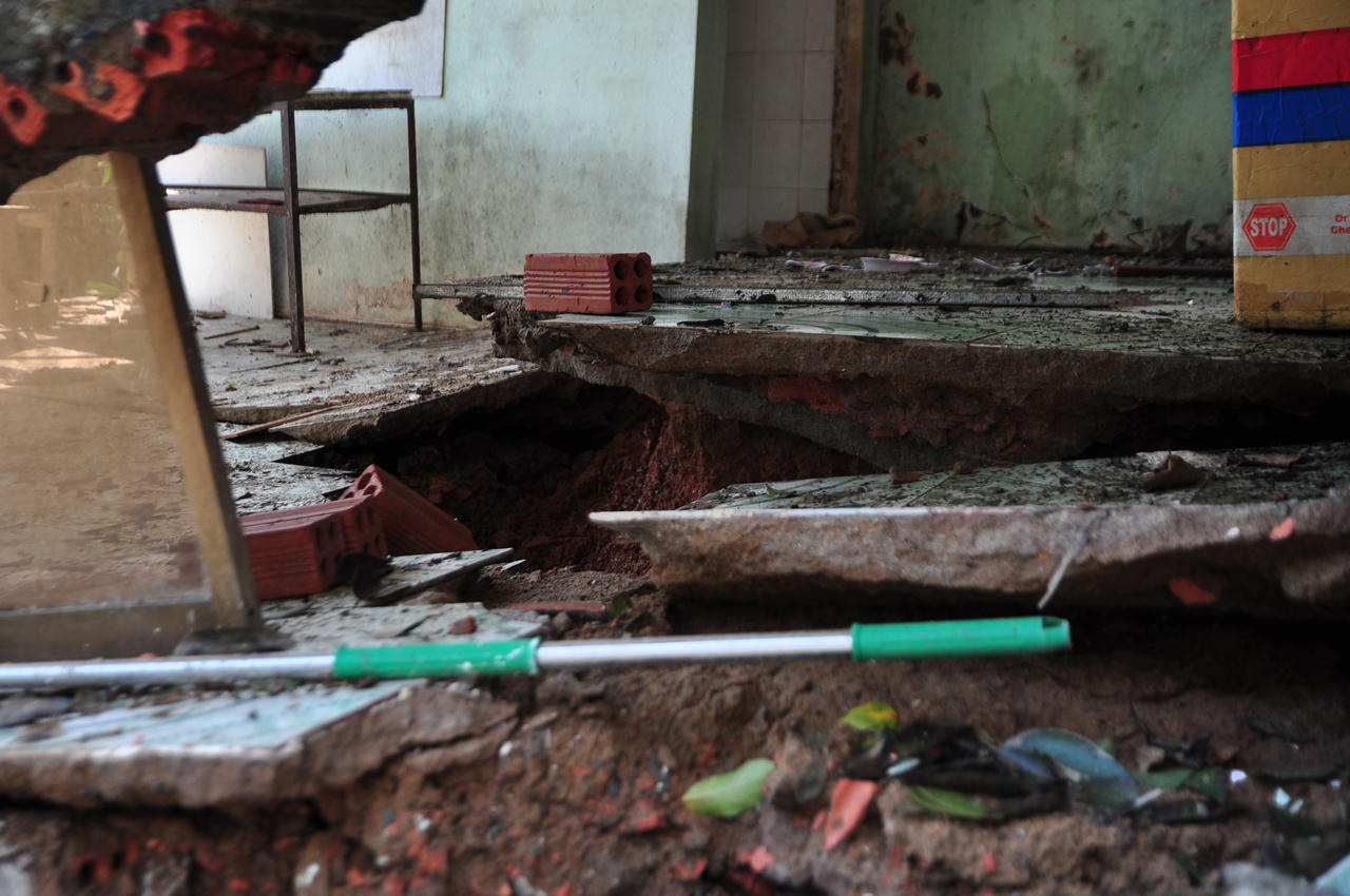 Đêm mưa kéo nhau ra ngoài ngủ vì sợ... sập nhà