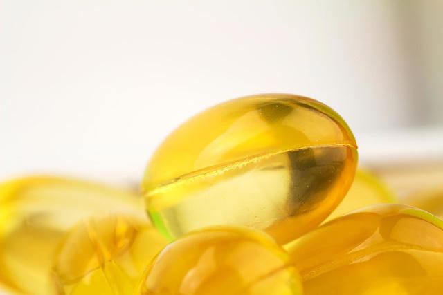 Cắt một viên nang vitamin E và nhỏ một ít chất lỏng vào chỗ đau. Tinh dầu sẽ bao phủ vết loét giúp bảo vệ khỏi bị nhiễm trùng và giúp nhanh chóng chữa lành vết thương.