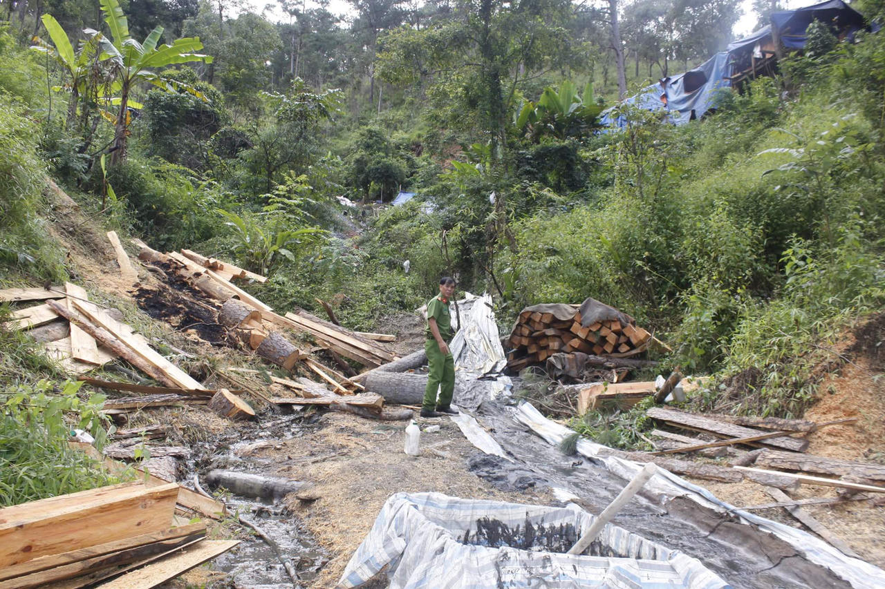 100 công an đột kích khu khai thác quặng trái phép ở Lâm Đồng
