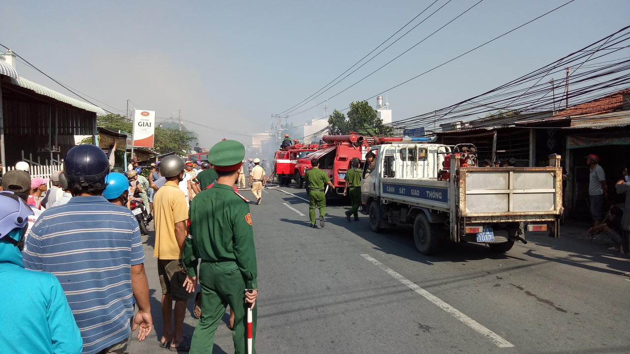 Người dân gào khóc nhìn lửa thiêu rụi nhiều căn nhà ở Châu Phú (An Giang)