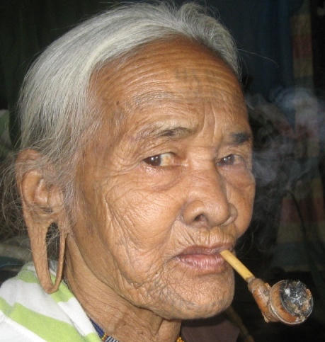 Người M’Nong coi cà răng, căng tai như một phương pháp làm đẹp. (Ảnh: Internet)