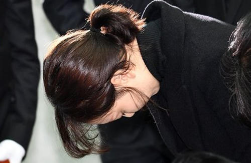 nguoi-yeu-dong-nghiep-dua-kim-joo-hyuk-ve-noi-an-nghi-2