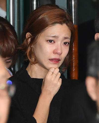 Diễn viên Lee Yoon Ji mắt đỏ hoe.