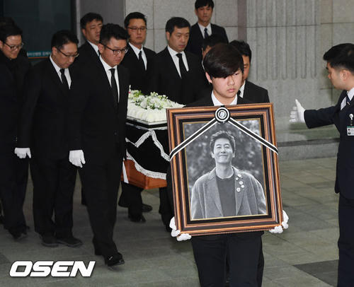 Người yêu, đồng nghiệp đưa Kim Joo Hyuk về nơi an nghỉ