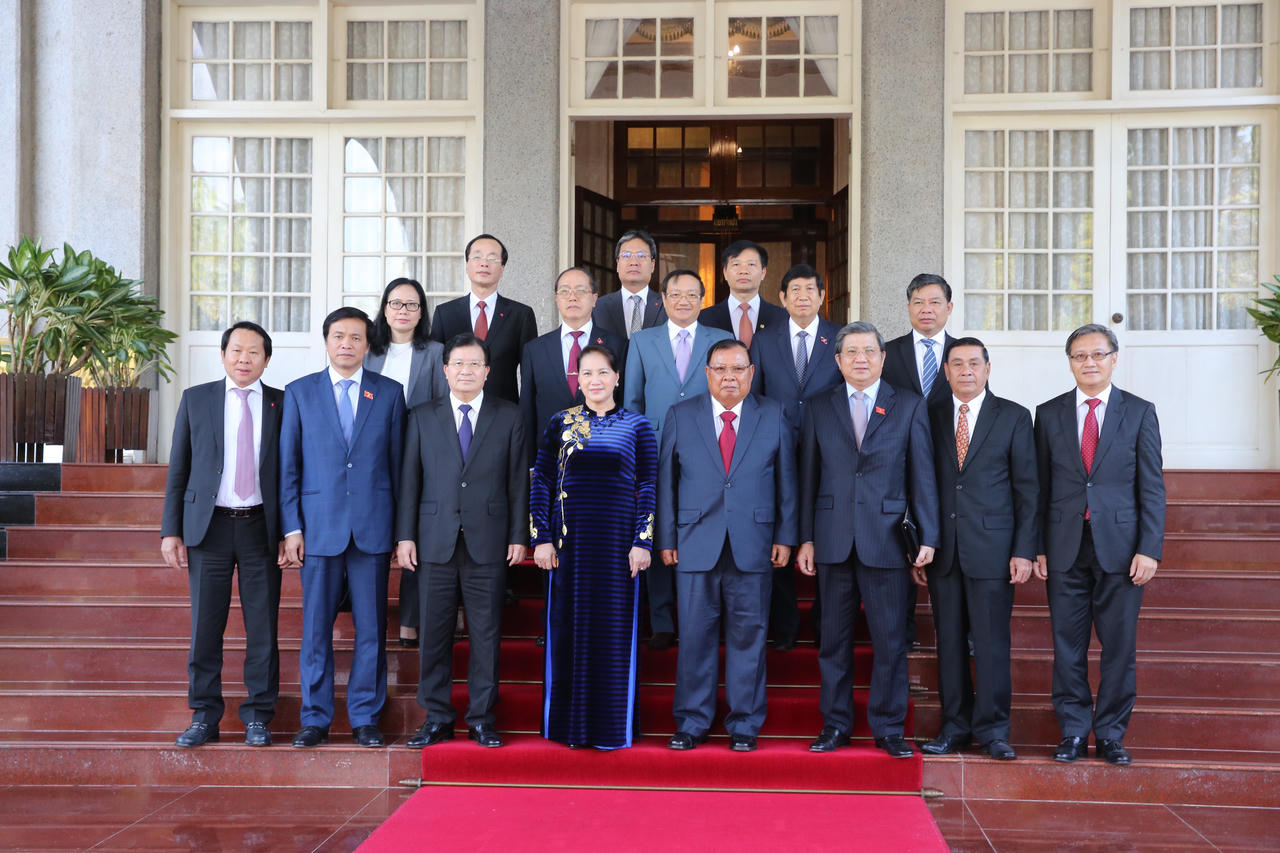 Tổng Bí thư, Chủ tịch nước Lào cảm ơn món quà đặc biệt của Việt Nam