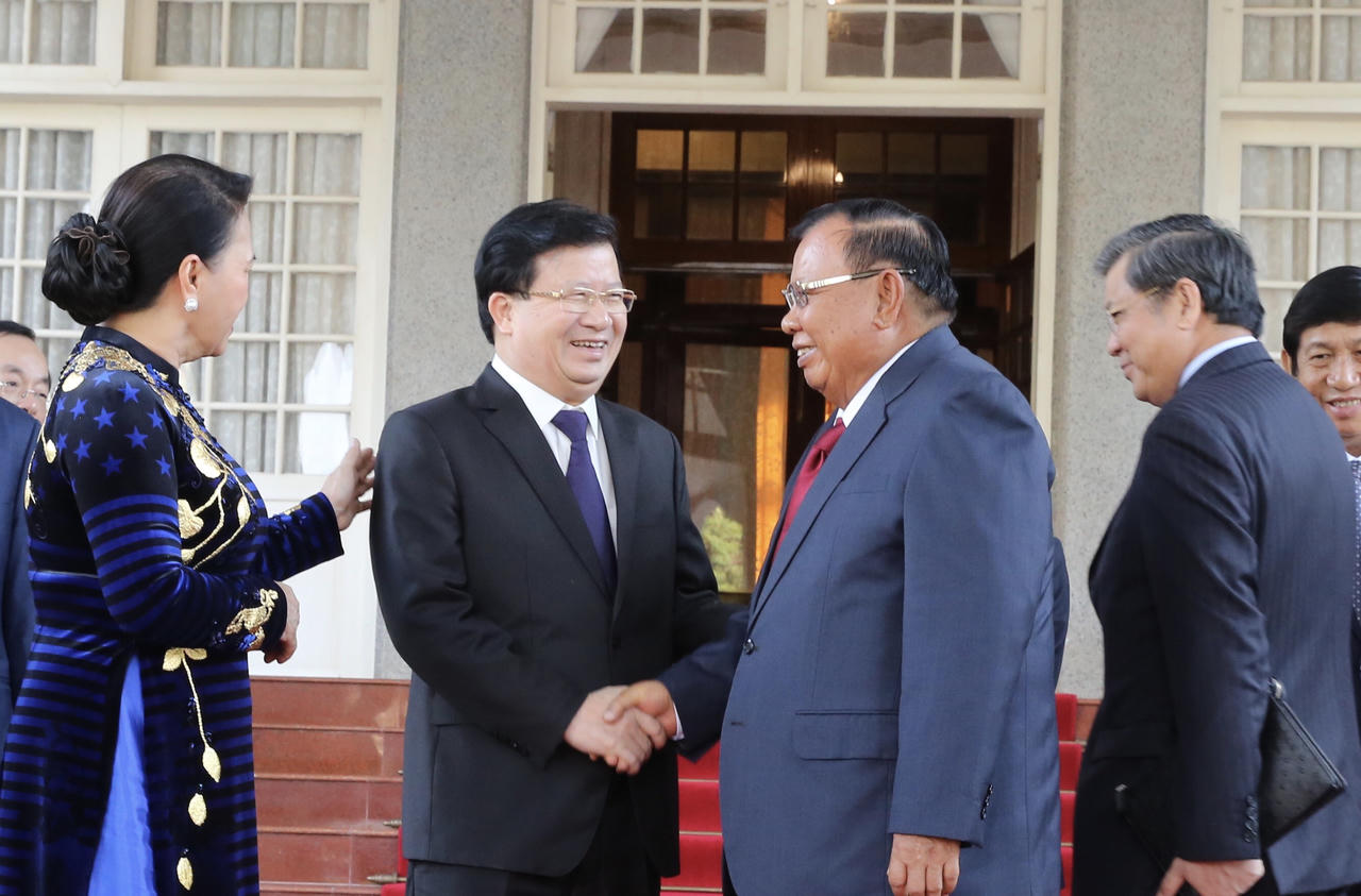 Tổng Bí thư, Chủ tịch nước Lào cảm ơn món quà đặc biệt của Việt Nam