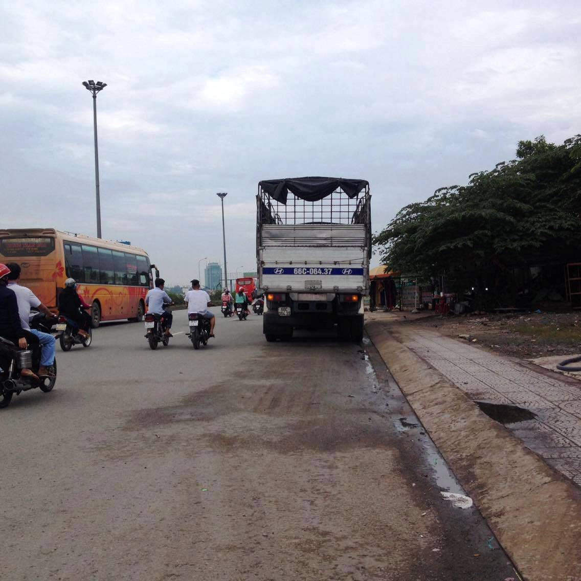 Ô tô đậu tràn lan trên Quốc lộ 1 khiến người đi xe máy bức xúc