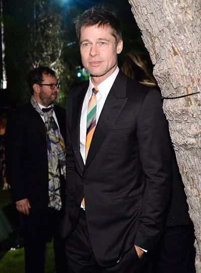 brad-pitt-xuat-hien-gay-go-sau-nhieu-thang-o-an