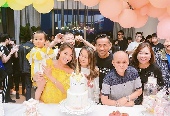 nhung-bong-hong-om-mong-phuong-hoang-vay-quanh-cac-ty-phu-chau-a-6