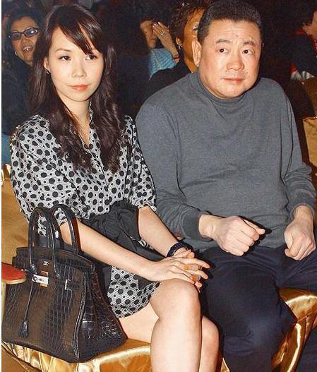 nhung-bong-hong-om-mong-phuong-hoang-vay-quanh-cac-ty-phu-chau-a-8