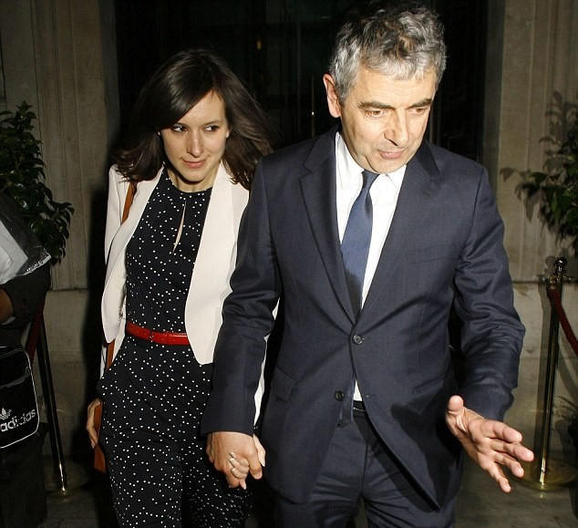 'Mr Bean' sap co con o tuoi 62 voi ban gai 33 tuoi hinh anh 1