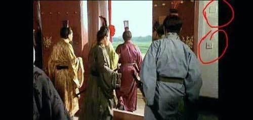 Những hạt sạn khiến khán giả không thể nhịn cười trong phim cổ trang hình ảnh 7 nhung hat san khien khan gia khong the nhin cuoi trong phim co trang hinh anh 7